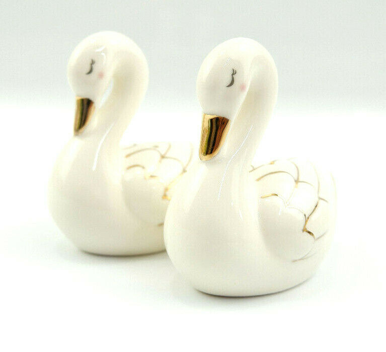 Sass and Belle Novelty Ceramic Salt & Pepper Shaker Pot Condiment Set Table Gift